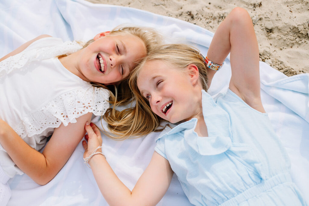familyphotoshoot beach with sisters